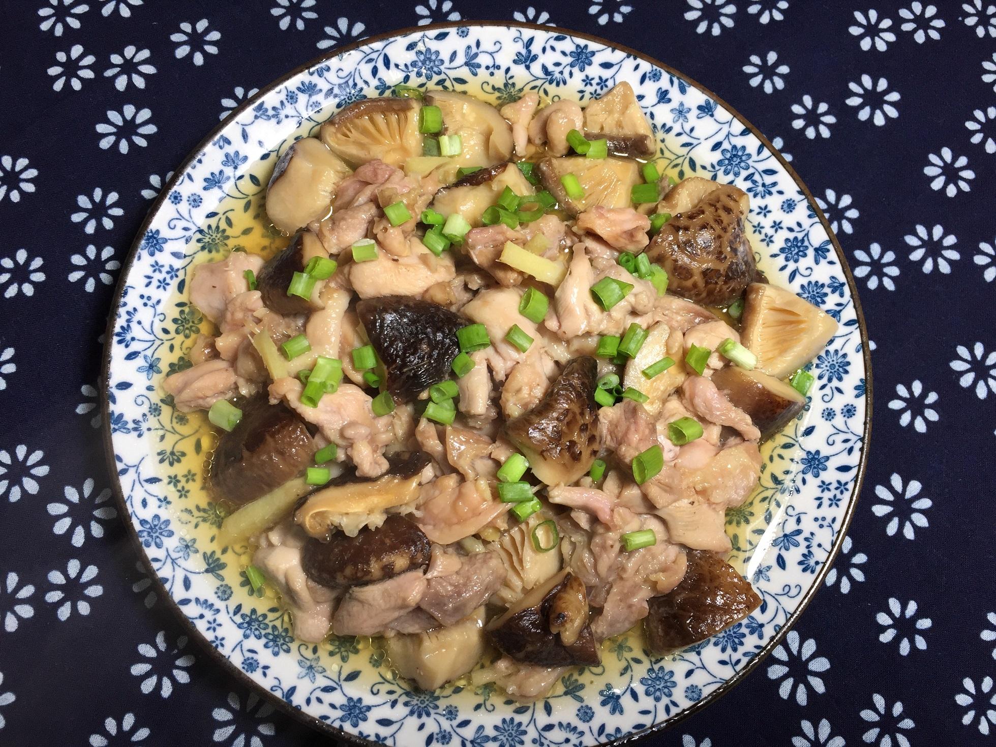 原来蘑菇蒸鸡肉这样做更美味,营养好吃超下饭,一家人吃的很痛快