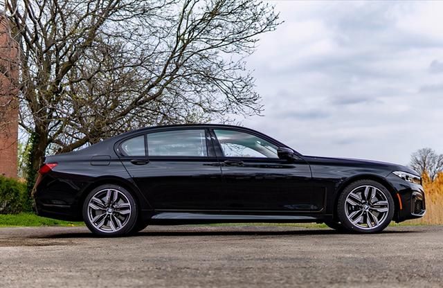 宝马全新m760i实拍v12引擎38秒破百真正的西装暴徒