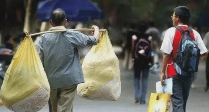 儿子考上大学,父亲向老板借一万,被老板拒绝,父亲走后老板报警休闲区蓝鸢梦想 - Www.slyday.coM 儿子考上大学,父亲向老板借一万,被老板拒绝,父亲走后老板报警休闲区蓝鸢梦想 - Www.slyday.coM