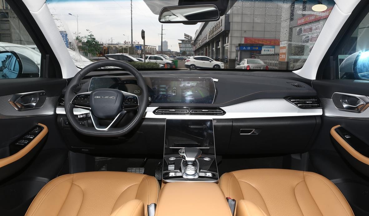 式尾灯拉宽,拉高了视觉效果,灯组内部融入熏黑和点白元素,类似于领克