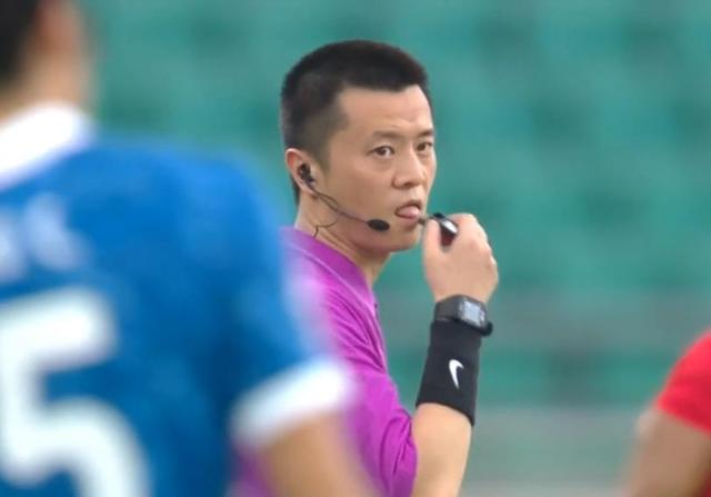 会发生那么多事,连丢3球 被罚下2人,裁判张晓晨也吃出尽风头