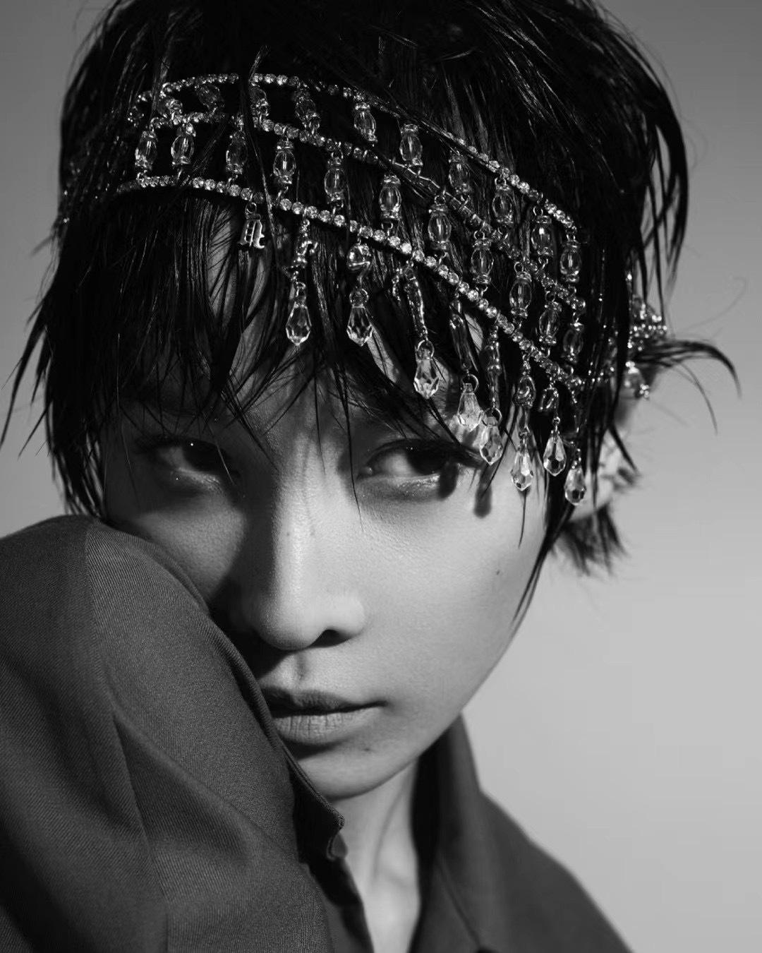 张蓝心黑白复古异国风情写真好身材短发造型飒气十足