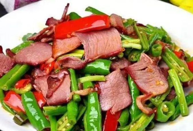 美食青椒腊肉回锅萝卜火烧辣椒香菇烧鸭肉的做法