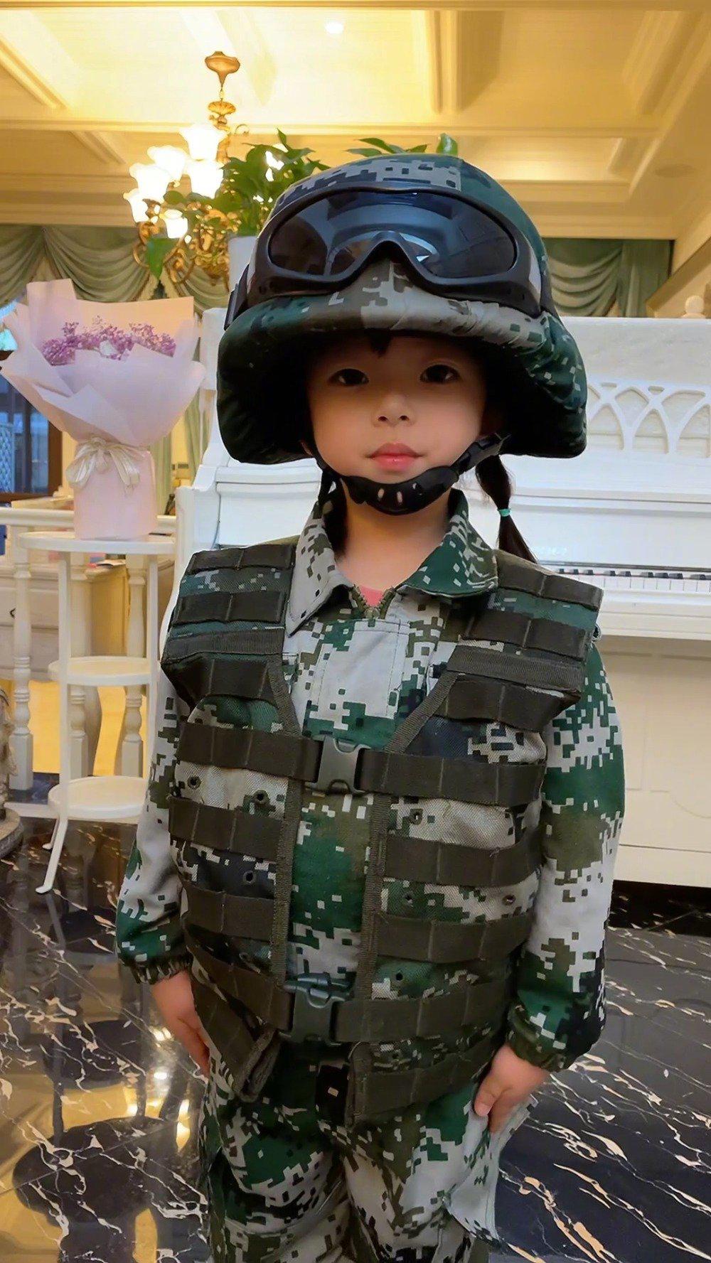 看到站军姿敬军礼的小军娃就看到了中国的未来与希望