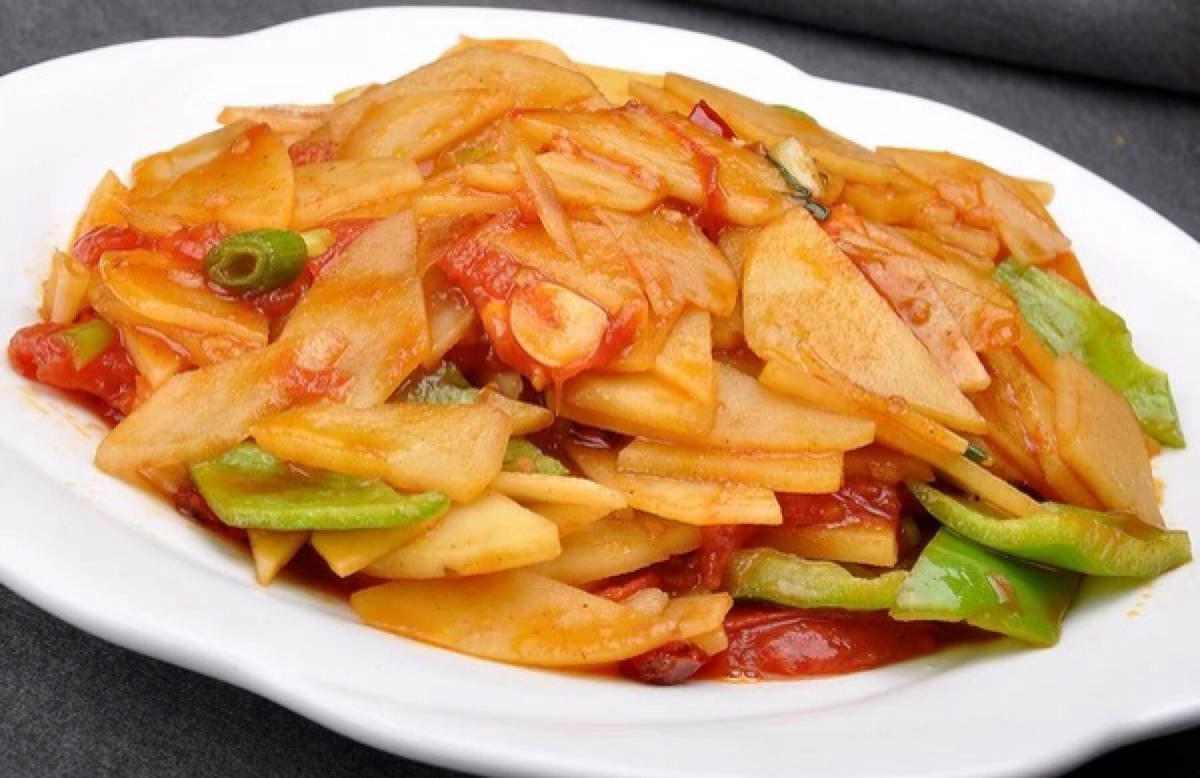 超下饭的辣白菜炒土豆片,香辣开胃又解馋,色泽红润还诱人