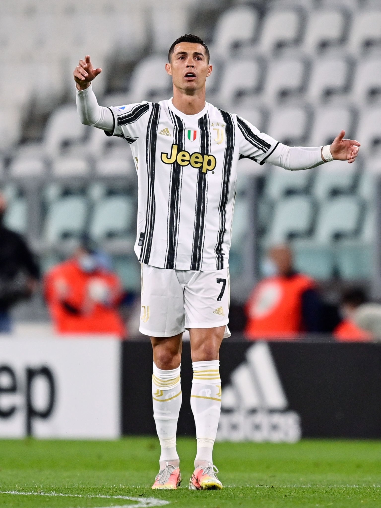 梅西苦笑 c罗仰天叹息!尤文创历史级耻辱,欧冠席位悬了__财经头条