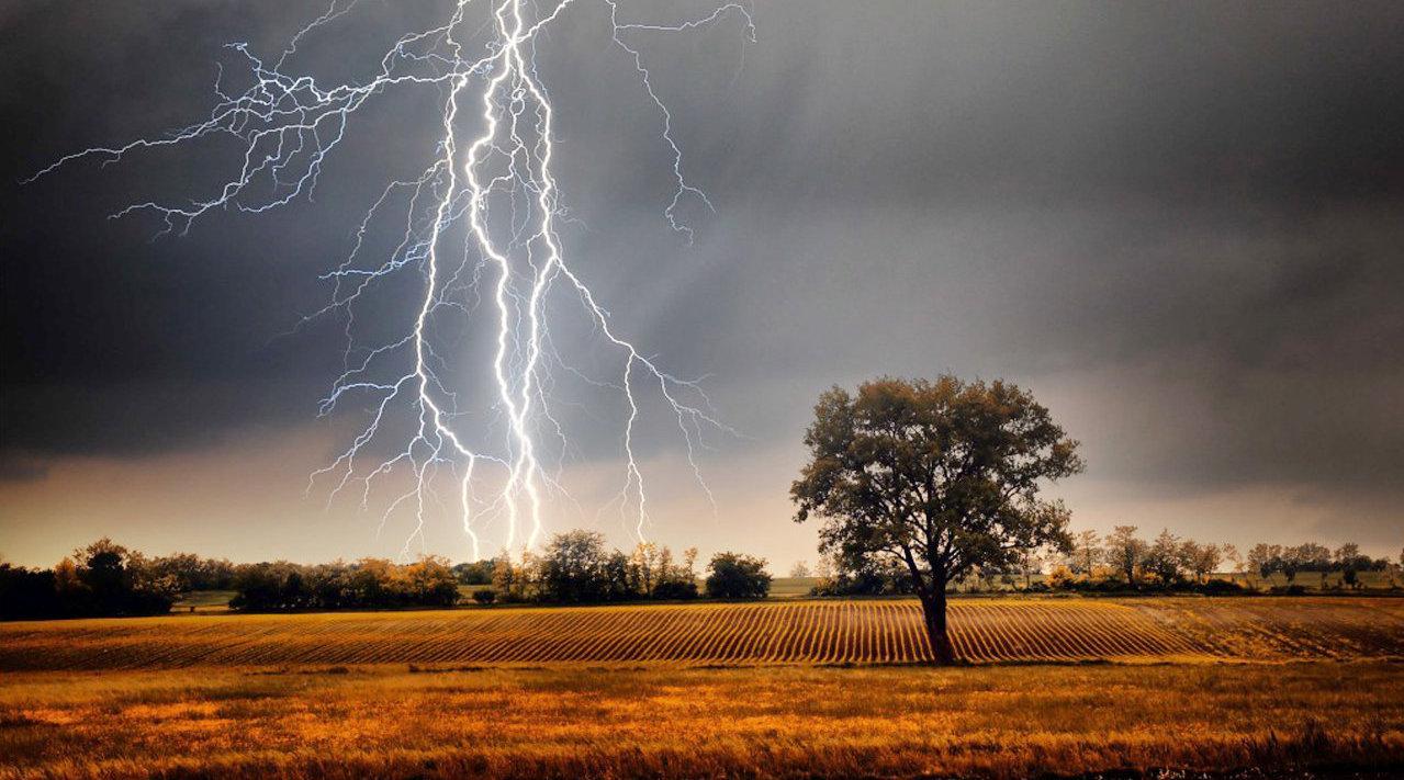 男子一生被雷劈中多次,连墓碑都被雷劈!