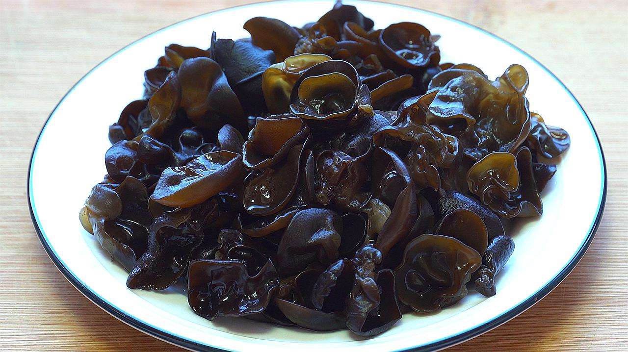 木耳总是泡不好教你两个小窍门学会这样泡木耳会干净又肥厚