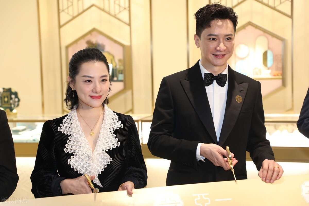 刘璇与老公亮相,一脸福相 真有福气了