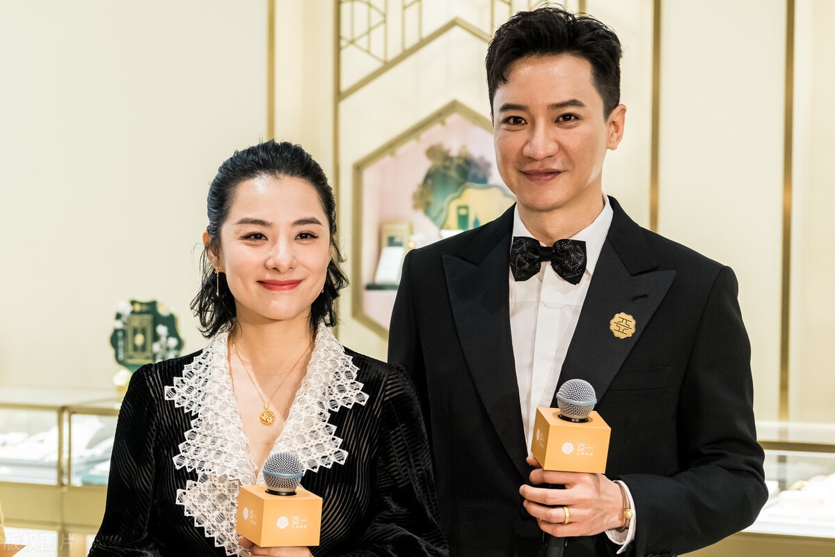 刘璇与老公亮相,一脸福相 真有福气了