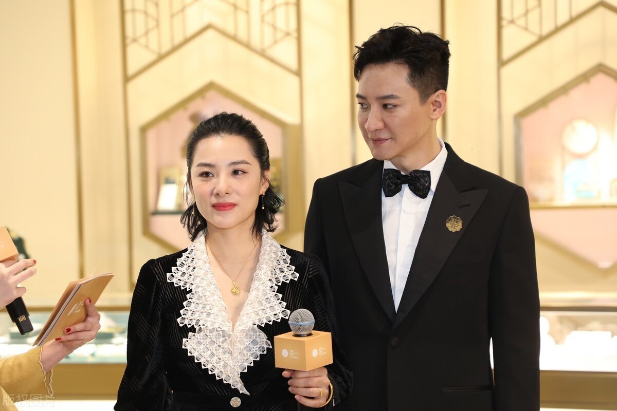 刘璇与老公亮相,一脸福相 真有福气了