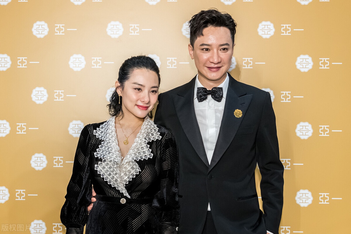 刘璇与老公亮相,一脸福相 真有福气了