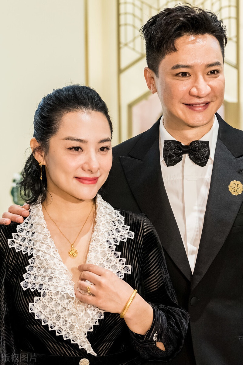 刘璇与老公亮相,一脸福相 真有福气了