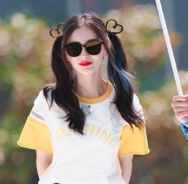 angelababy绑爱心双马尾扎发美得像学生妹好减龄显清纯