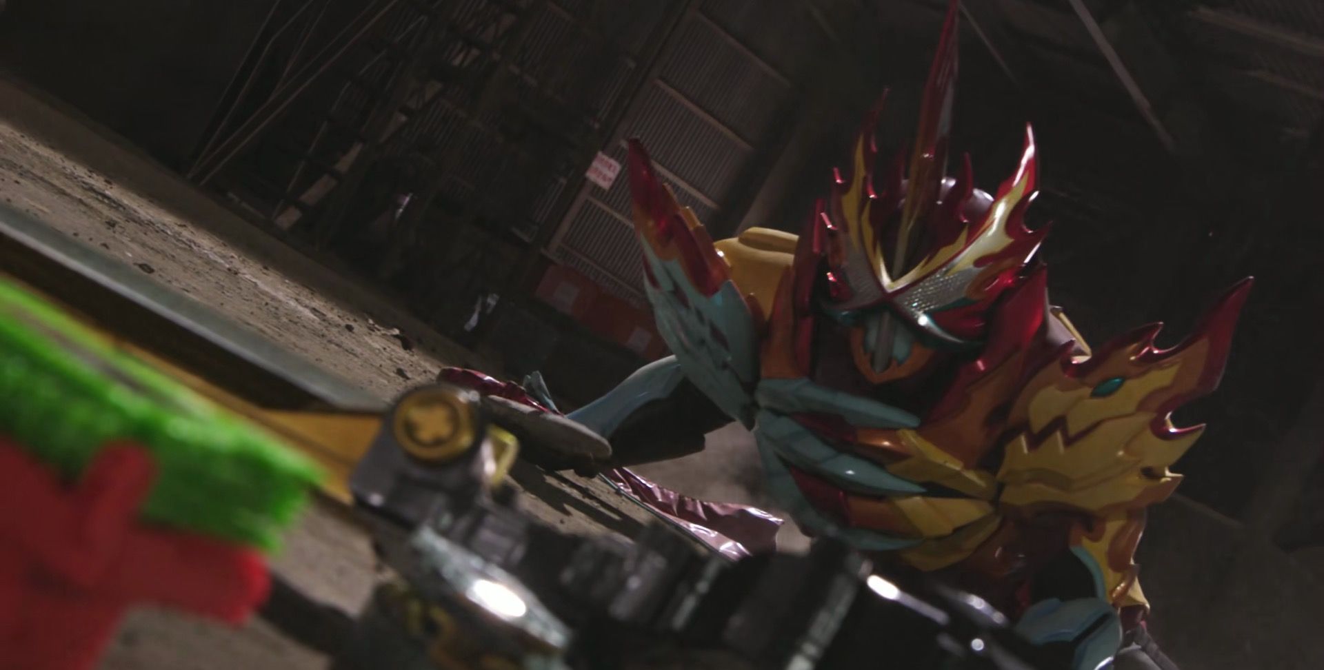 下了两者的攻击,最终受伤消失,只留下了光之剑和艾克斯剑侠奇幻驾驭书