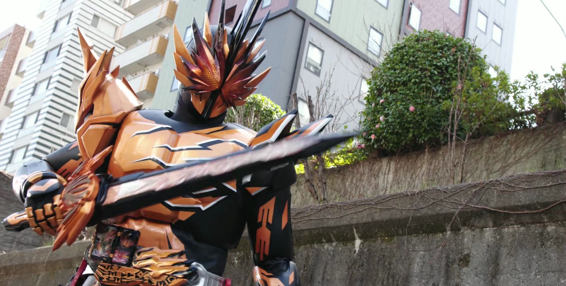 只不过经历了一些变故之后,变得十分仇视假面骑士