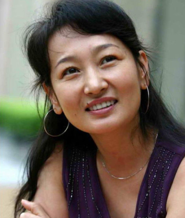 她是腾格尔前妻,结束8年婚姻后选择复出,如今再次走红|哈斯高娃