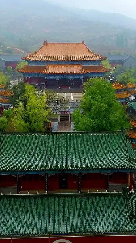 雨中拍摄沂山东镇庙这里有千年古树御碑四块