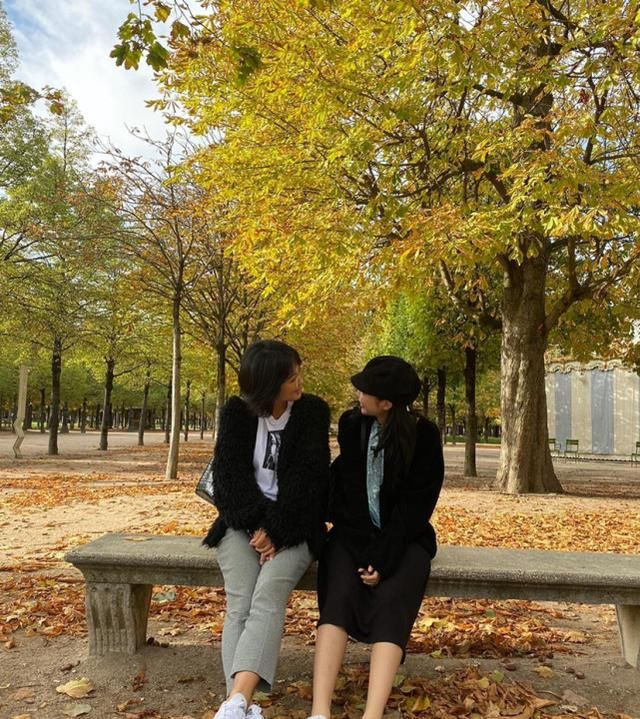 blackpink成员jennie秀孝顺妈妈年轻时尚母女两人简直像姐妹