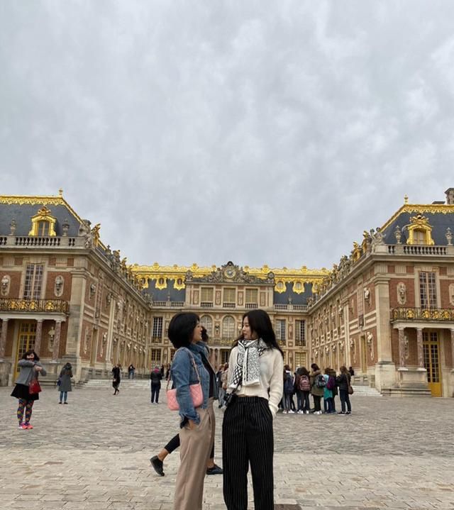 家里对jennie的培养也是花费不菲,很小的时候去新西兰独自留学,尽管