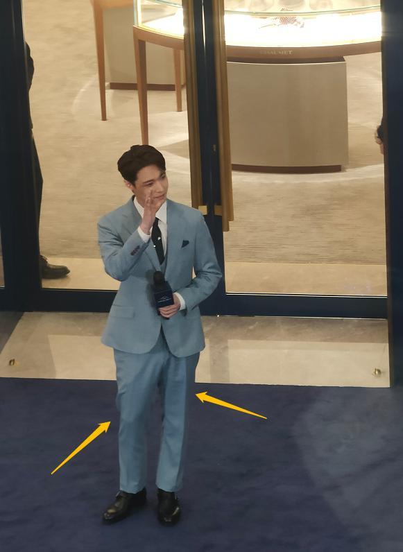 张艺兴发福实锤,生图的脸浮肿膨胀,粉丝用身材挽尊又遭打脸|张艺兴