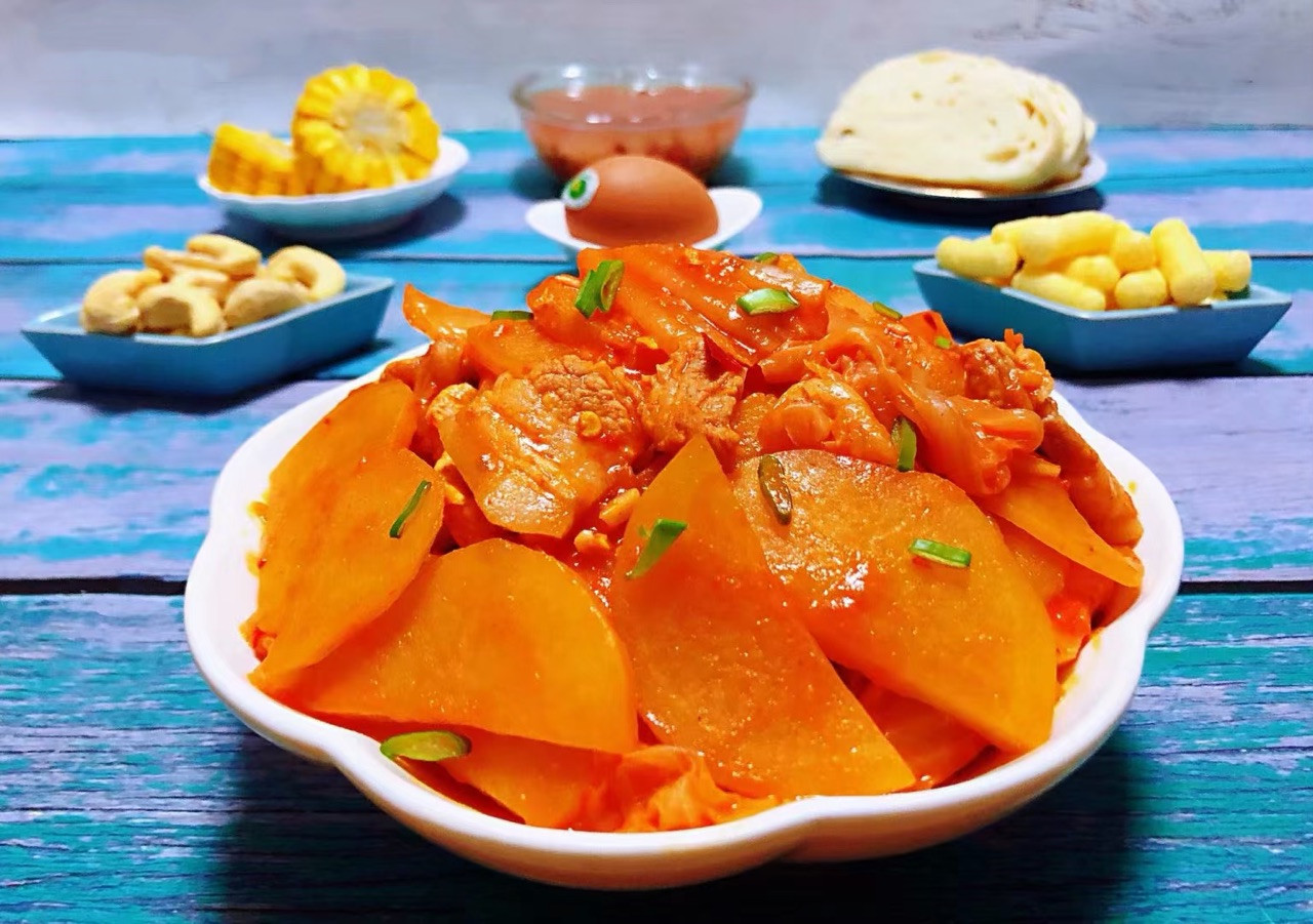 超下饭的辣白菜炒土豆片,香辣开胃又解馋,色泽红润还诱人