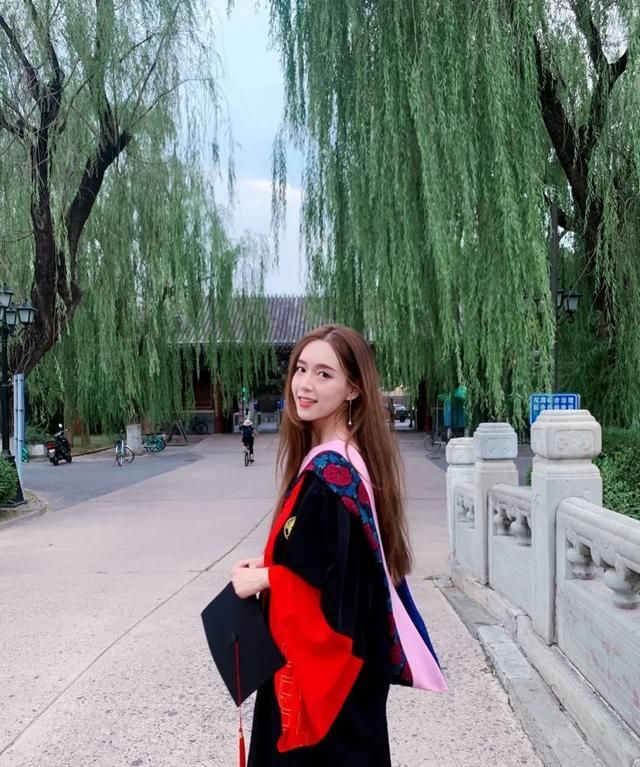 北大光华女博士长相酷似baby弃百万年薪工作网友颜才兼备