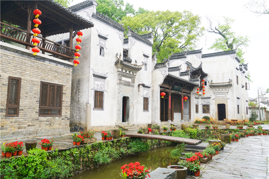 江西婺源有个古村落风水很好房屋都是文房四宝春天风景美如画