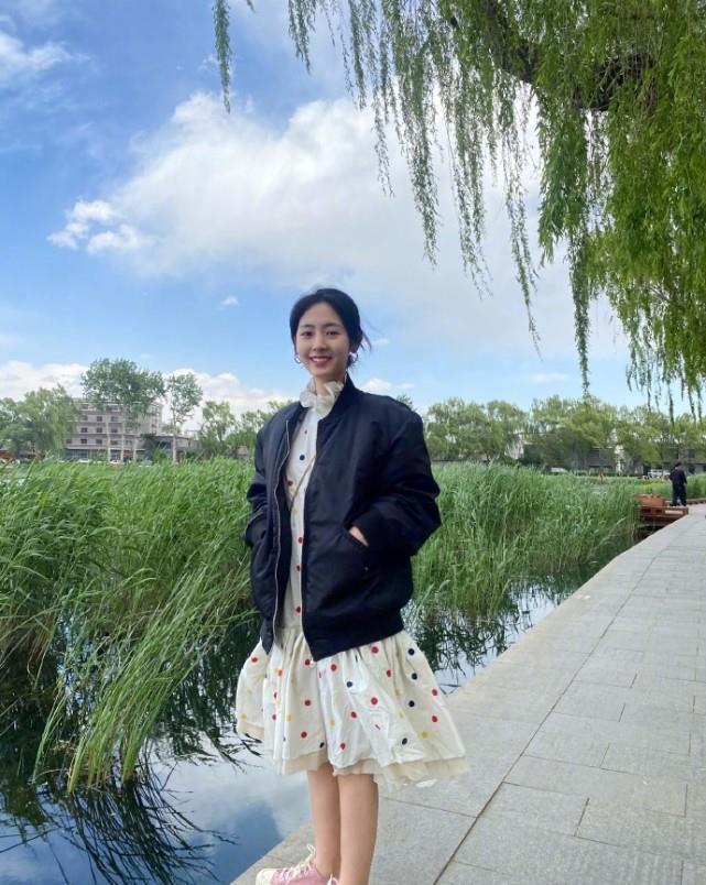 河边,1米58被拍成1米4,腿看着只有20厘米|邢菲|蛋糕裙|身高_新浪新闻