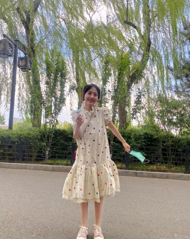 邢菲穿蛋糕裙站河边1米58被拍成1米4腿看着只有20厘米