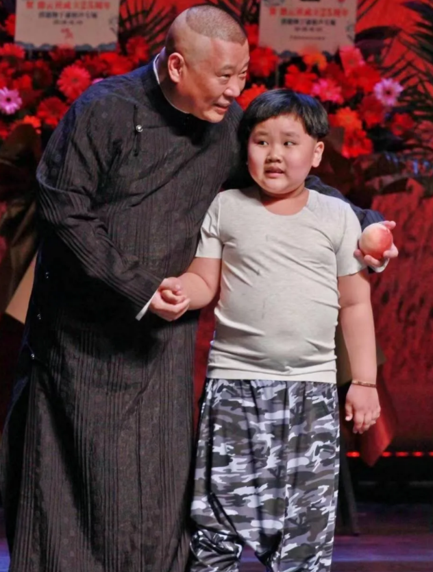 拒绝下台逗笑全场,体型太胖被两人扛走|逗笑|郭汾阳|郭德纲_新浪新闻