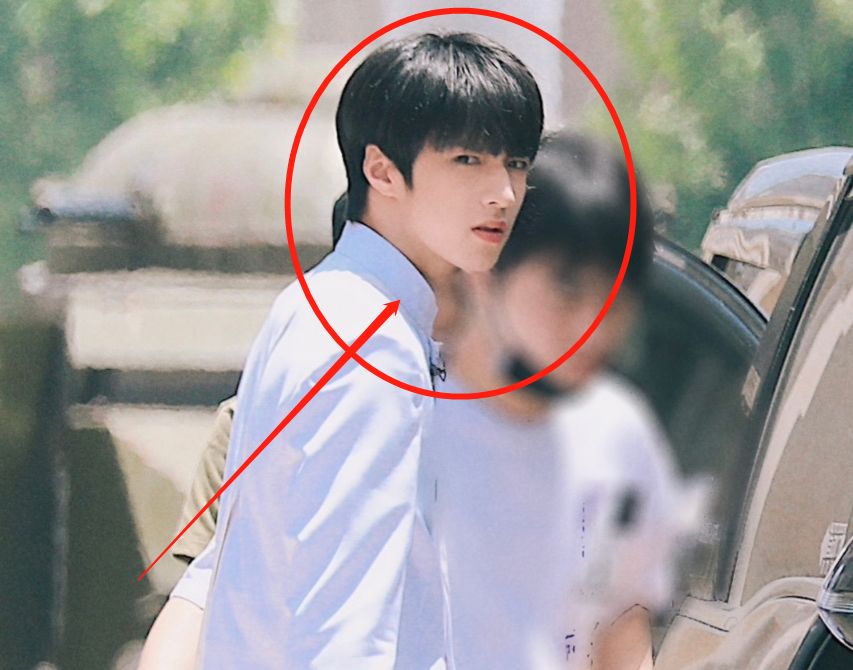 密逃3路透曝光,刘耀文穿中山装超帅,我却被杨幂的学生装美到了