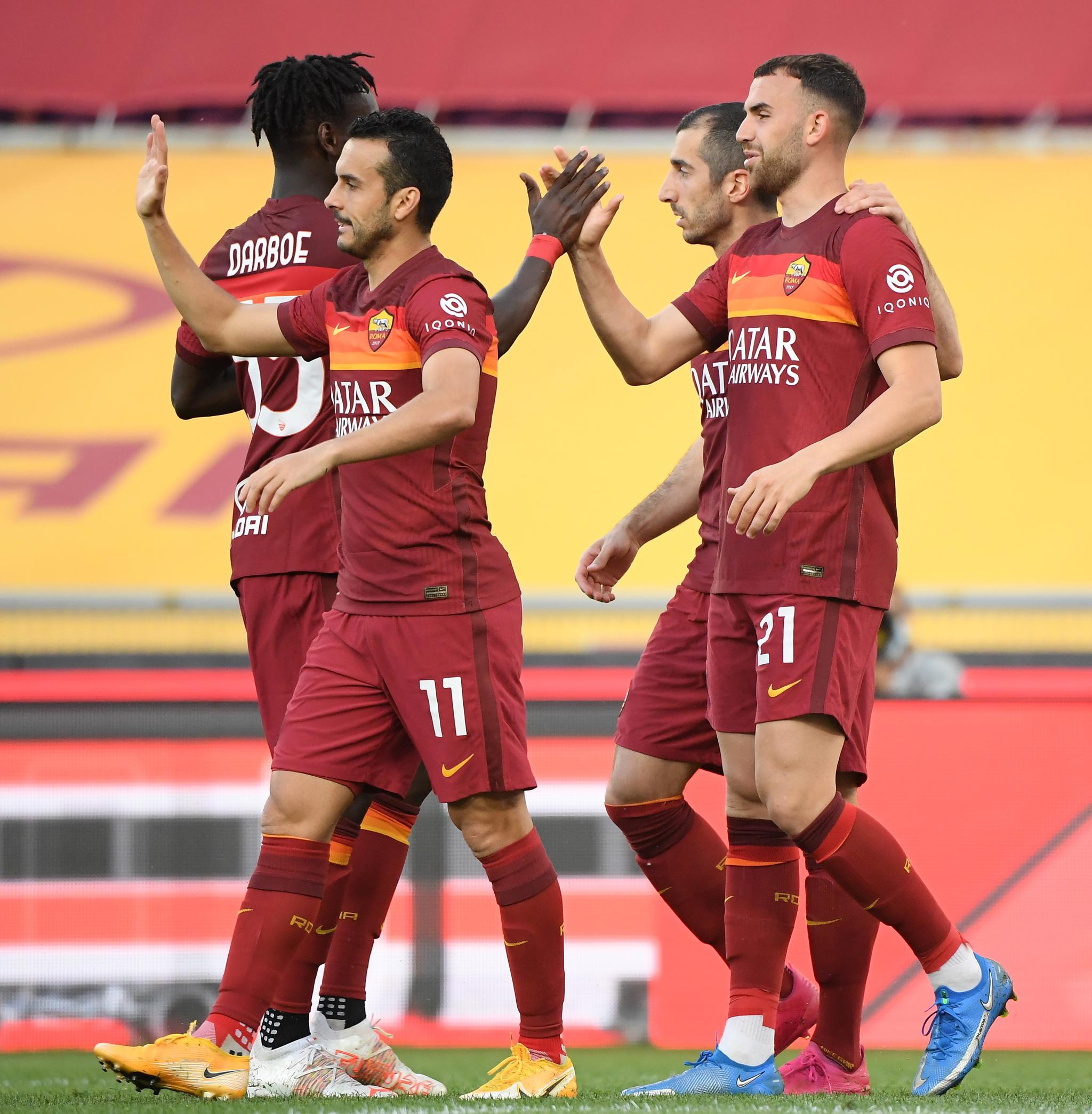 罗马队球员佩德罗(右)在比赛中与克罗托内队球员欧纳斯在比赛中拼抢