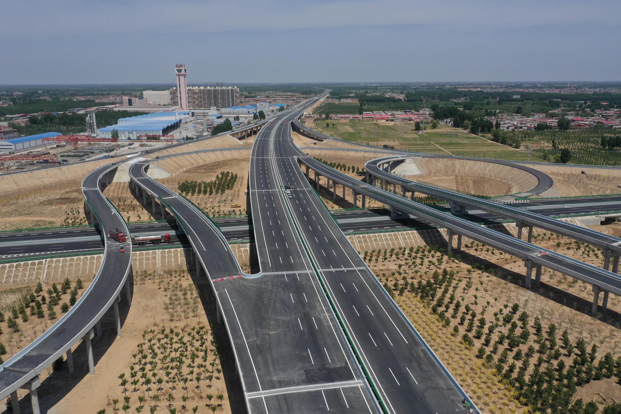 5月10日,中建路桥集团工人在京德高速(一期工程)zt7标段进行桥检作业.