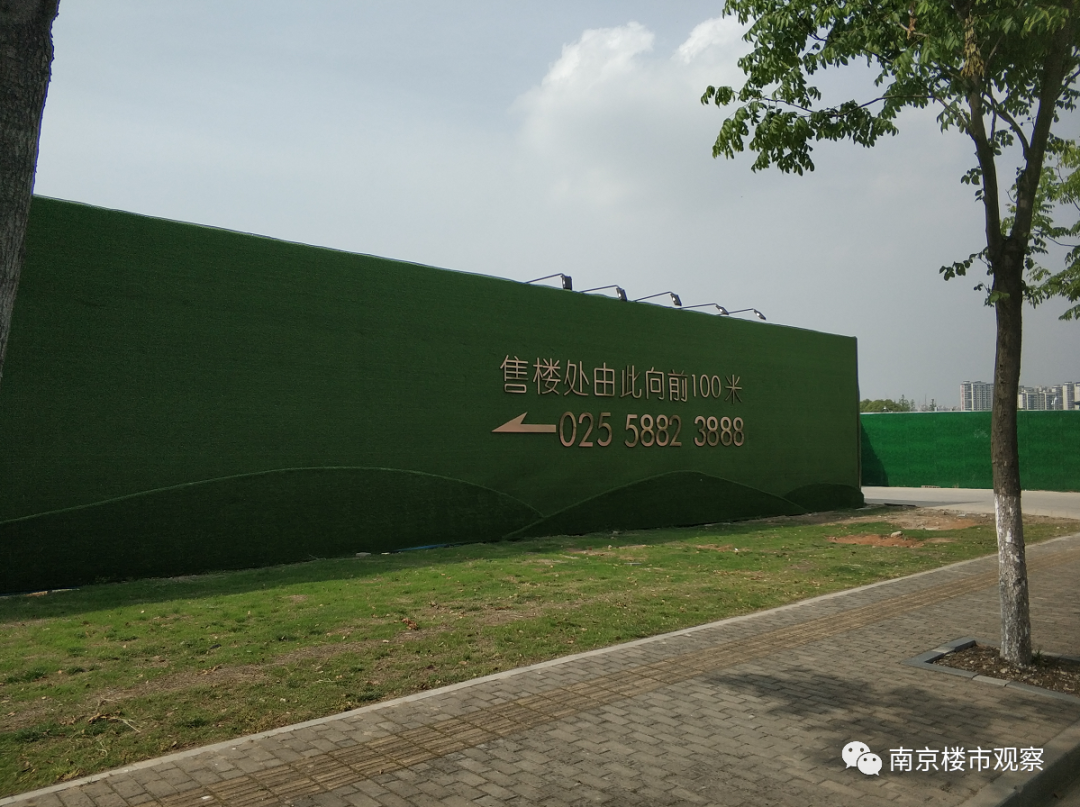 据了解,项目售楼处预计将在本月底公开,围挡上也标注了售楼处的位置