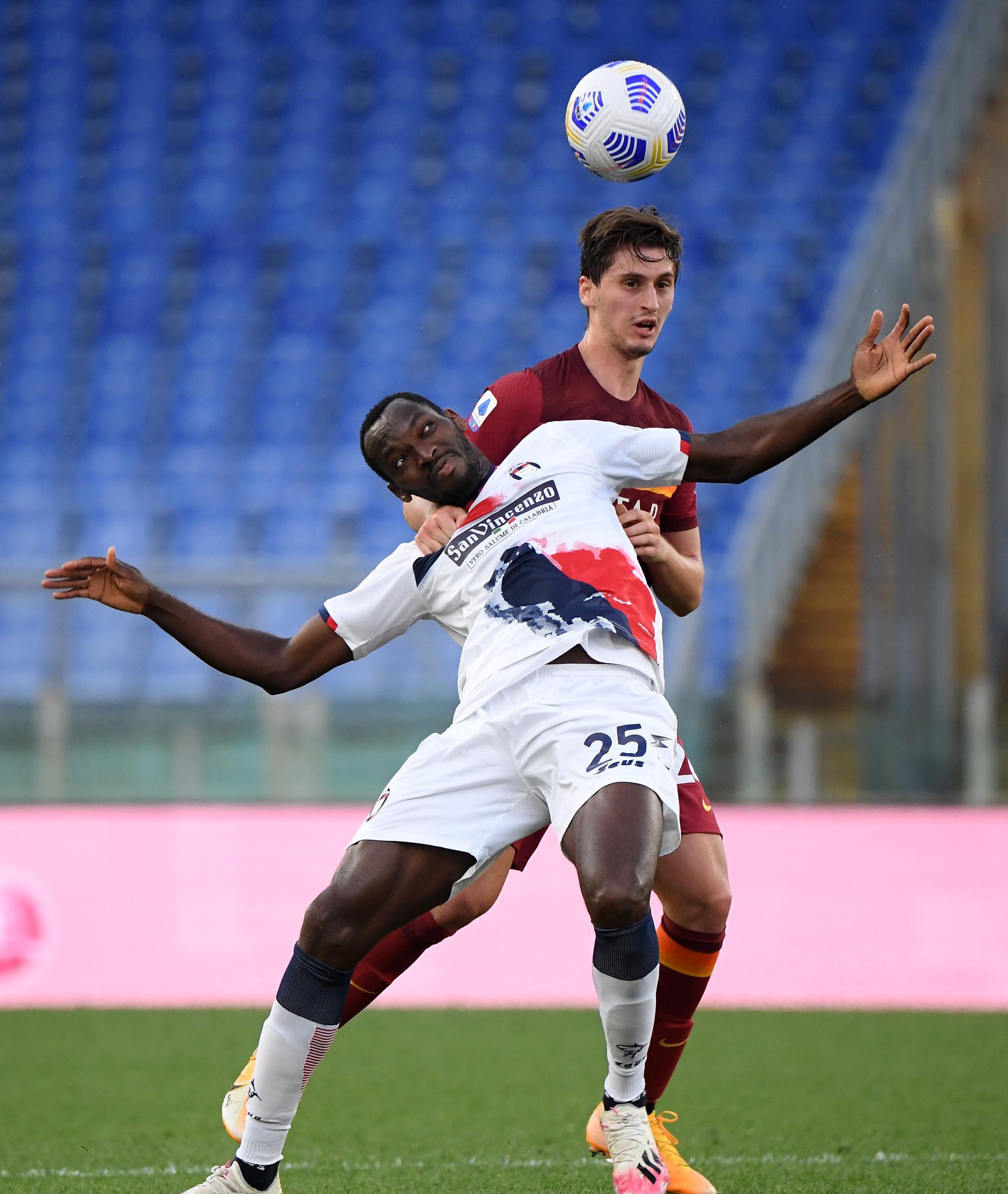 5月9日,罗马队球员库姆布拉(上)与克罗托内队球员恩万科沃在比赛中