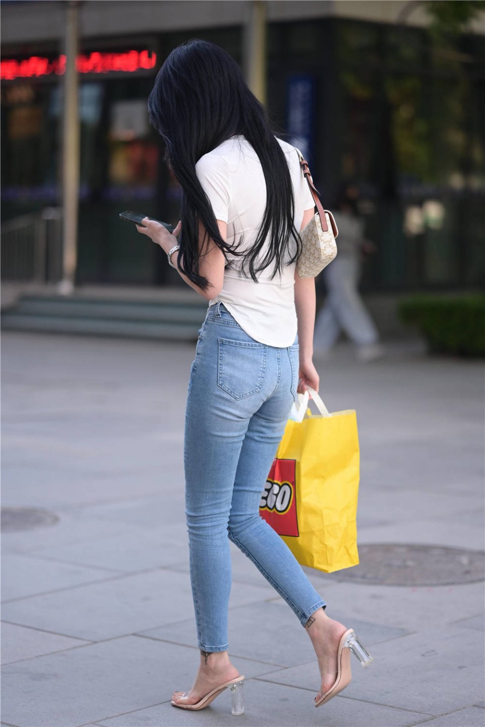 喜欢牛仔裤的姑娘选择紧身牛仔裤穿出苗条身姿