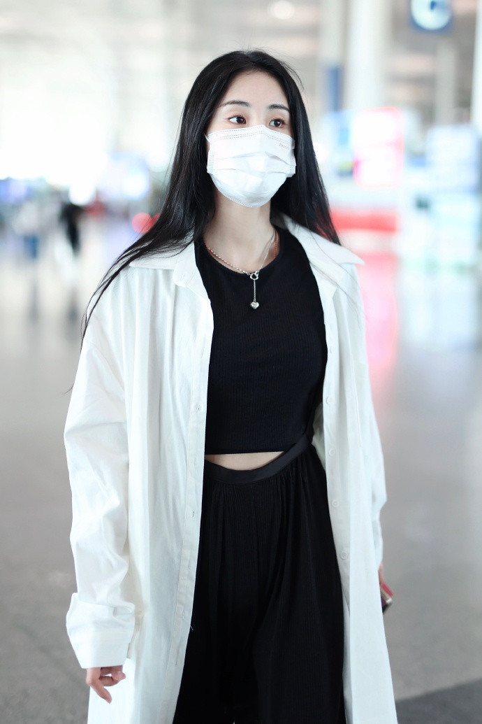 张碧晨机场真会穿长款外套内搭露腰装真抢镜