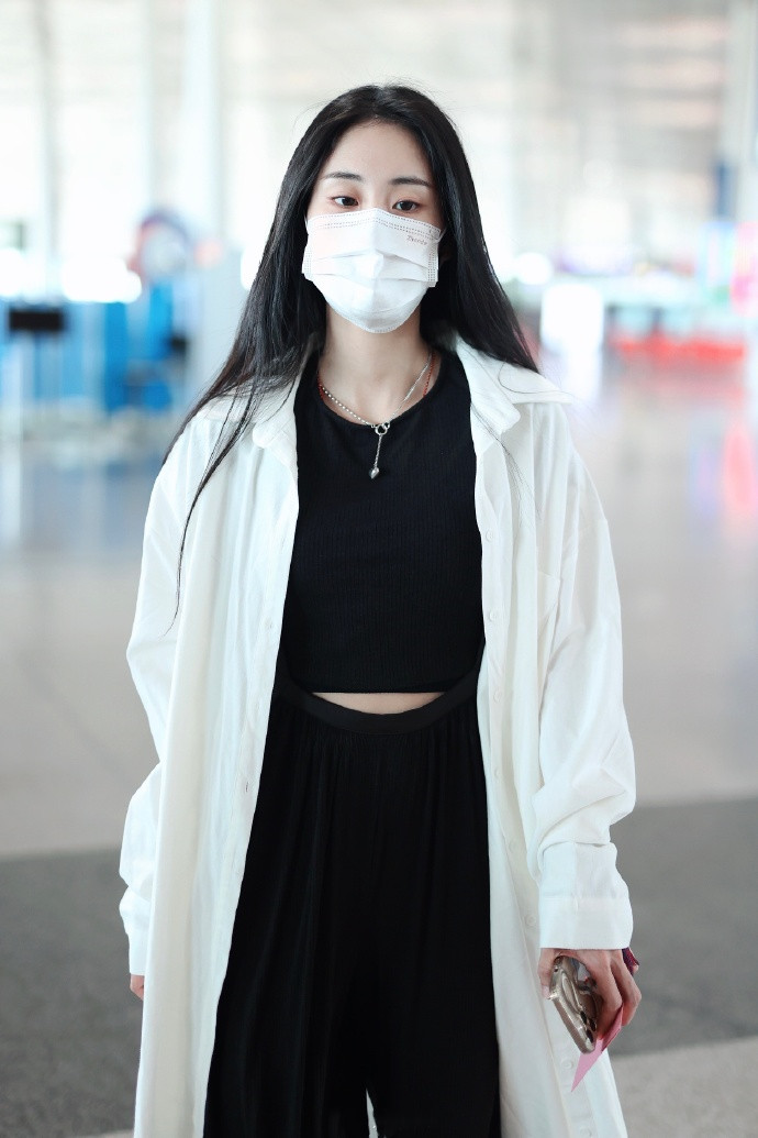 张碧晨机场真会穿长款外套内搭露腰装真抢镜