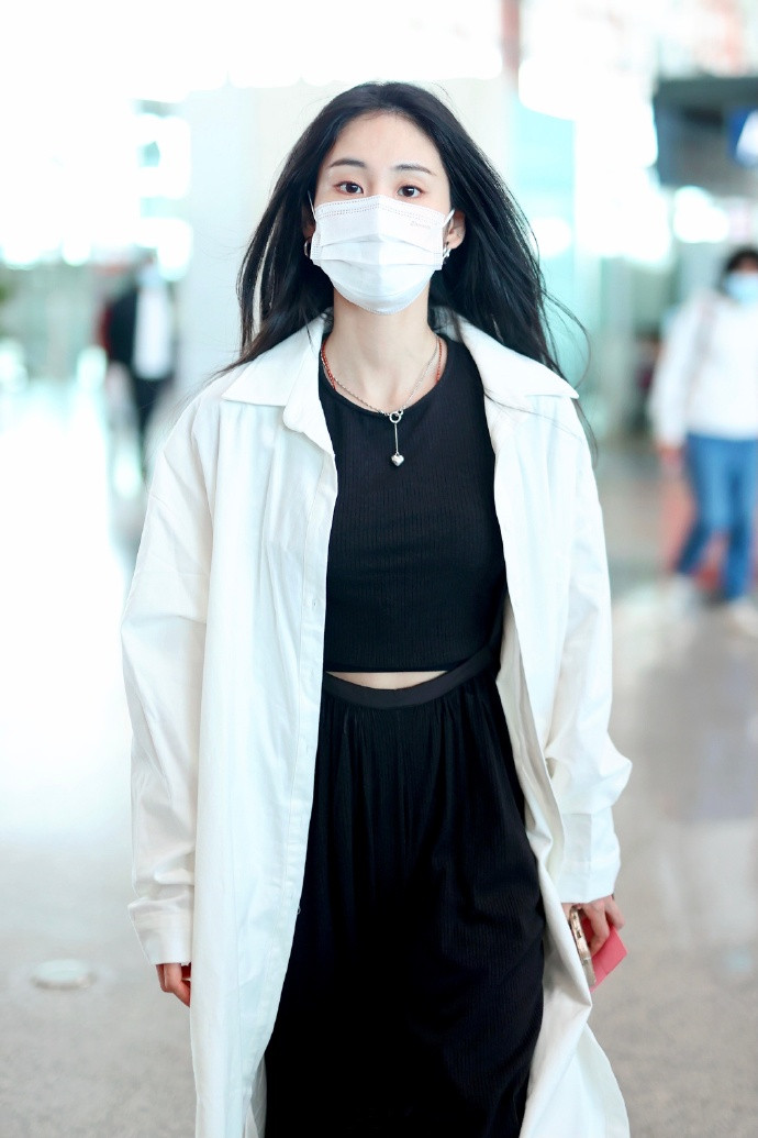 张碧晨机场真会穿长款外套内搭露腰装真抢镜