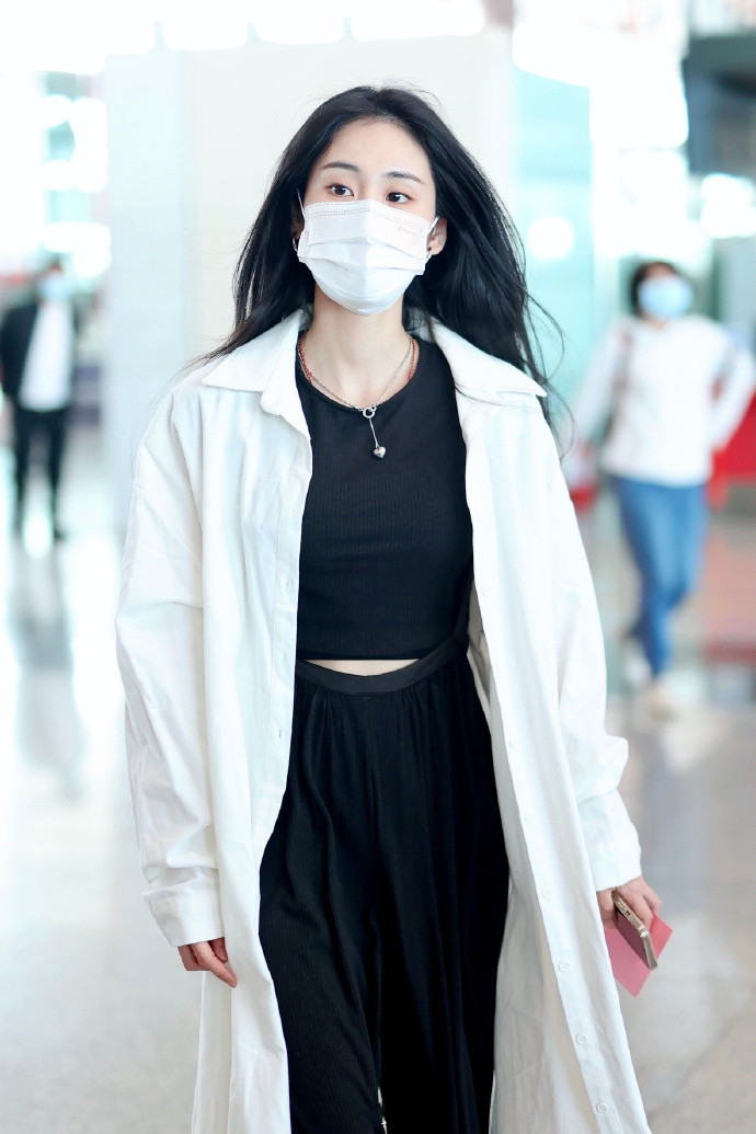 张碧晨机场真会穿长款外套内搭露腰装真抢镜