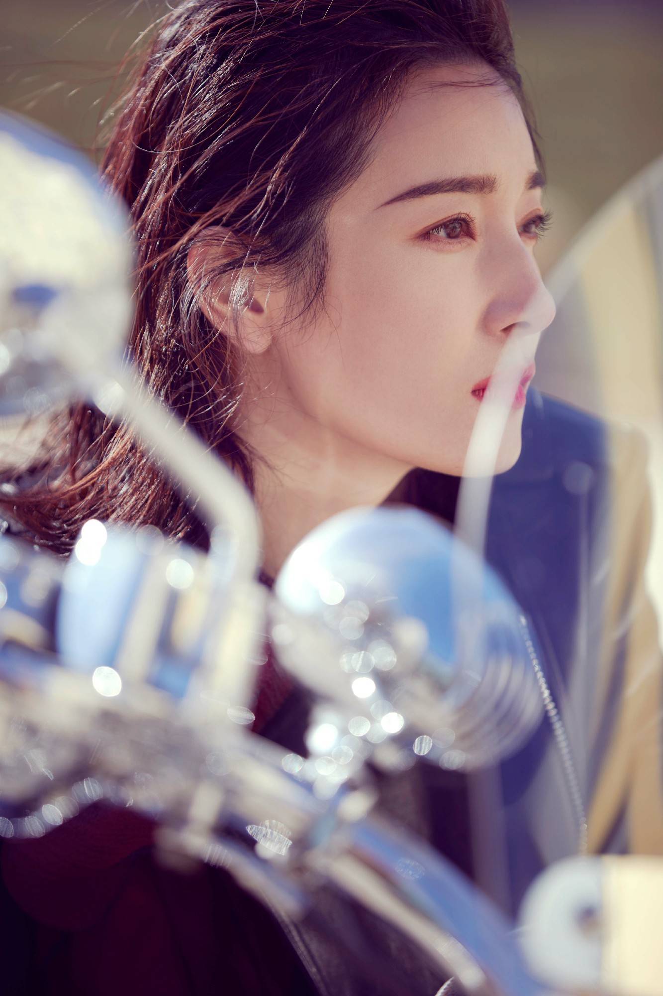 王妍苏最新写真曝光红裙机车尽显酷飒气质