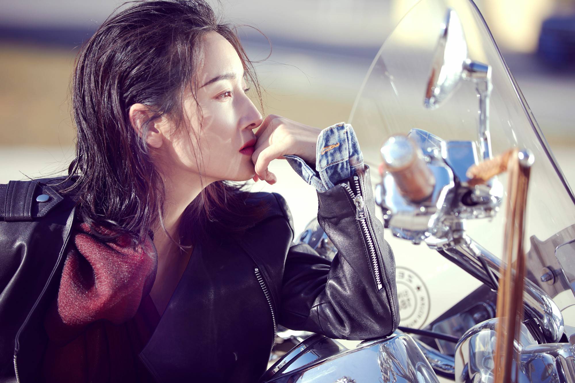 王妍苏最新写真曝光红裙机车尽显酷飒气质