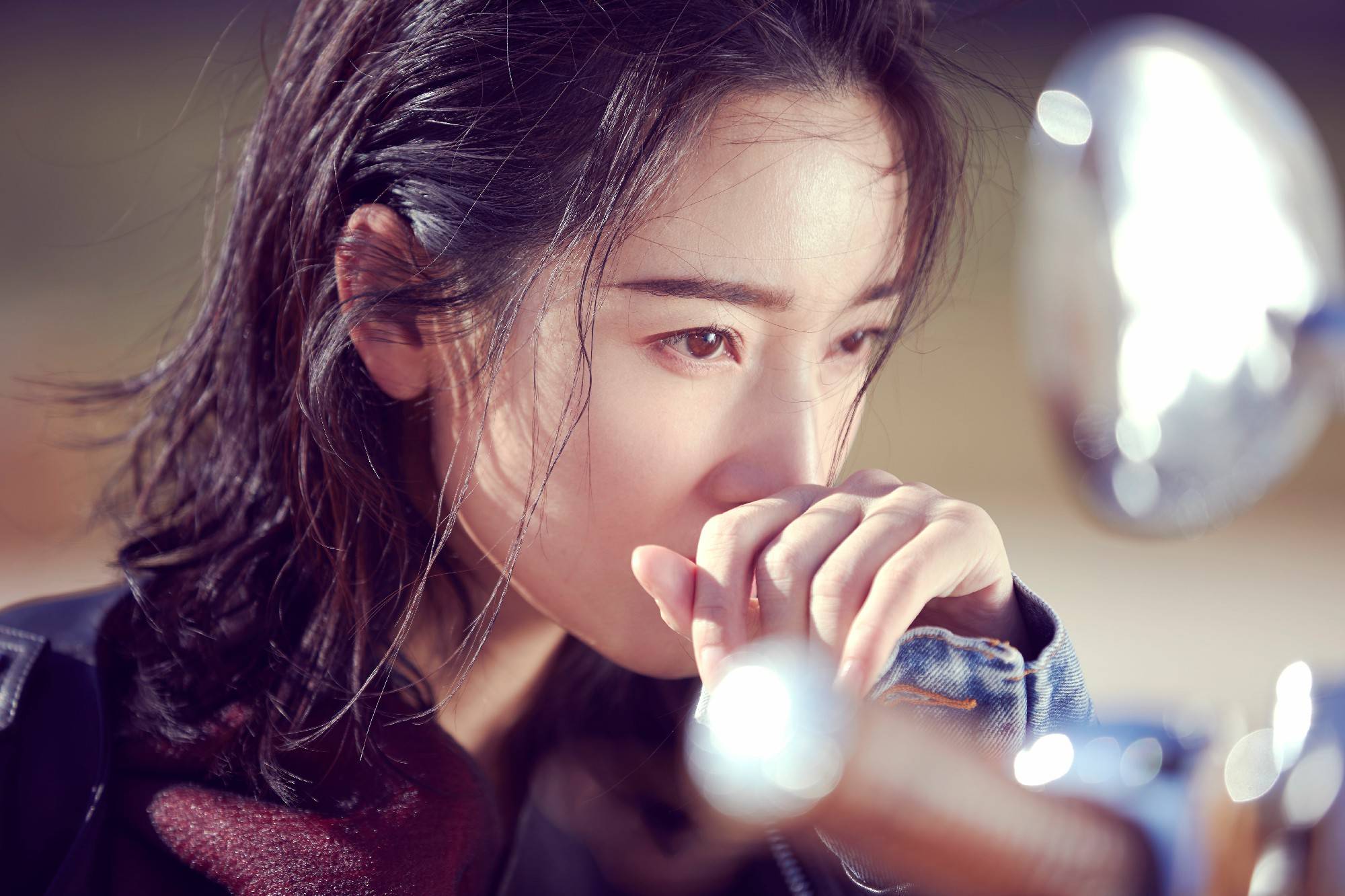 王妍苏最新写真曝光红裙机车尽显酷飒气质