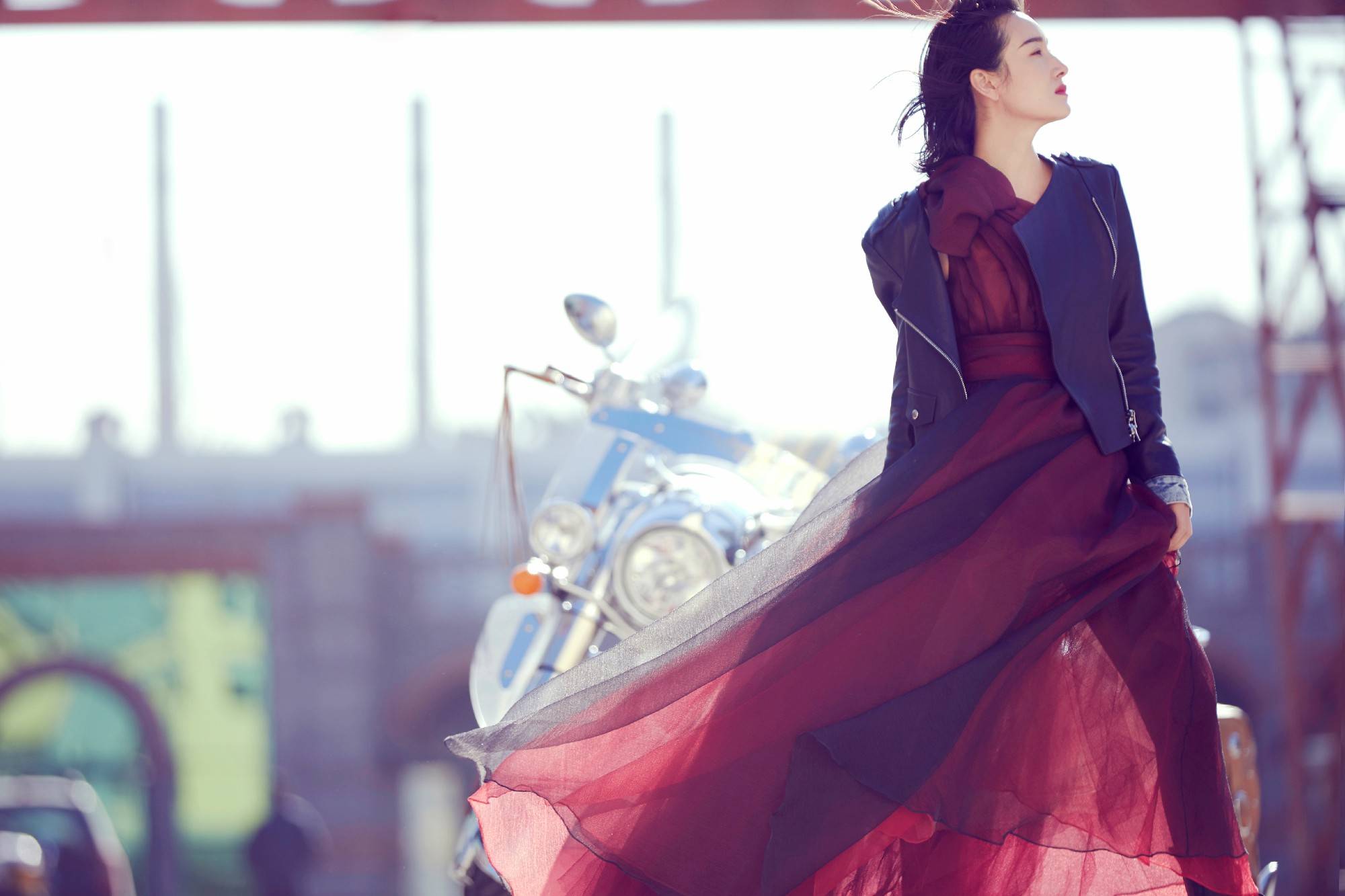 王妍苏最新写真曝光红裙机车尽显酷飒气质