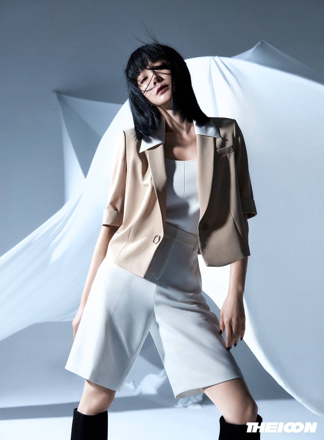 秦岚解锁杂志夏季刊封面 黑白光感间化身暗黑魔女