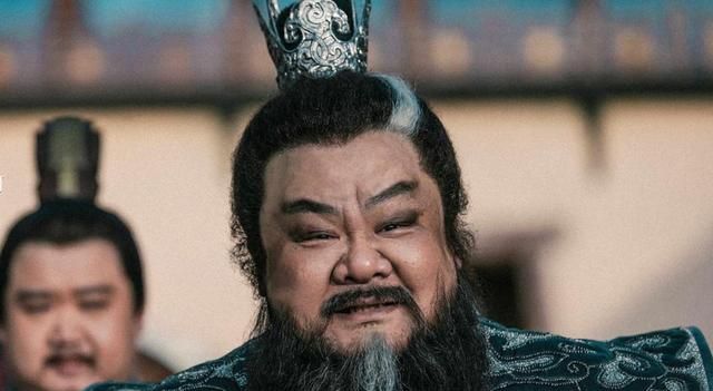 57岁香港老戏骨演董卓享"艳福",却被喂烂水果,直言想扇巴掌