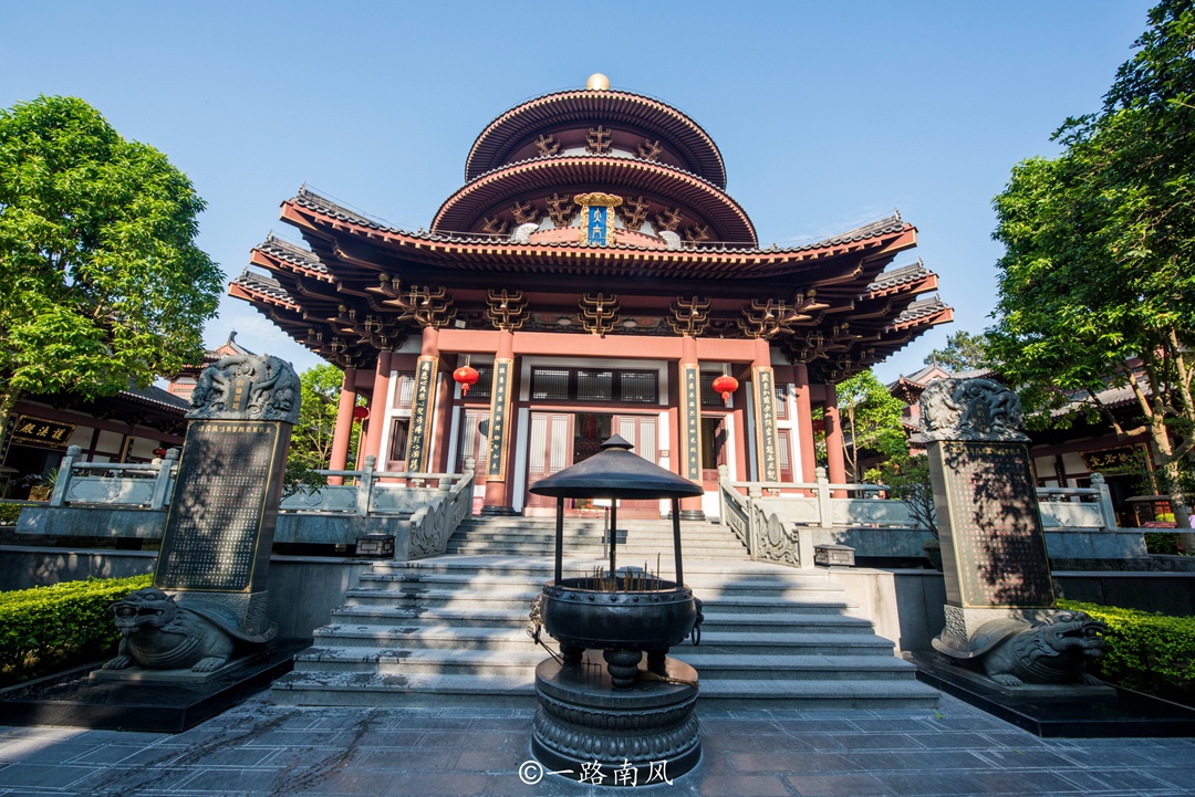 大士阁位于观音禅寺中轴线的核心位置,顶部的造型神似北京天坛.