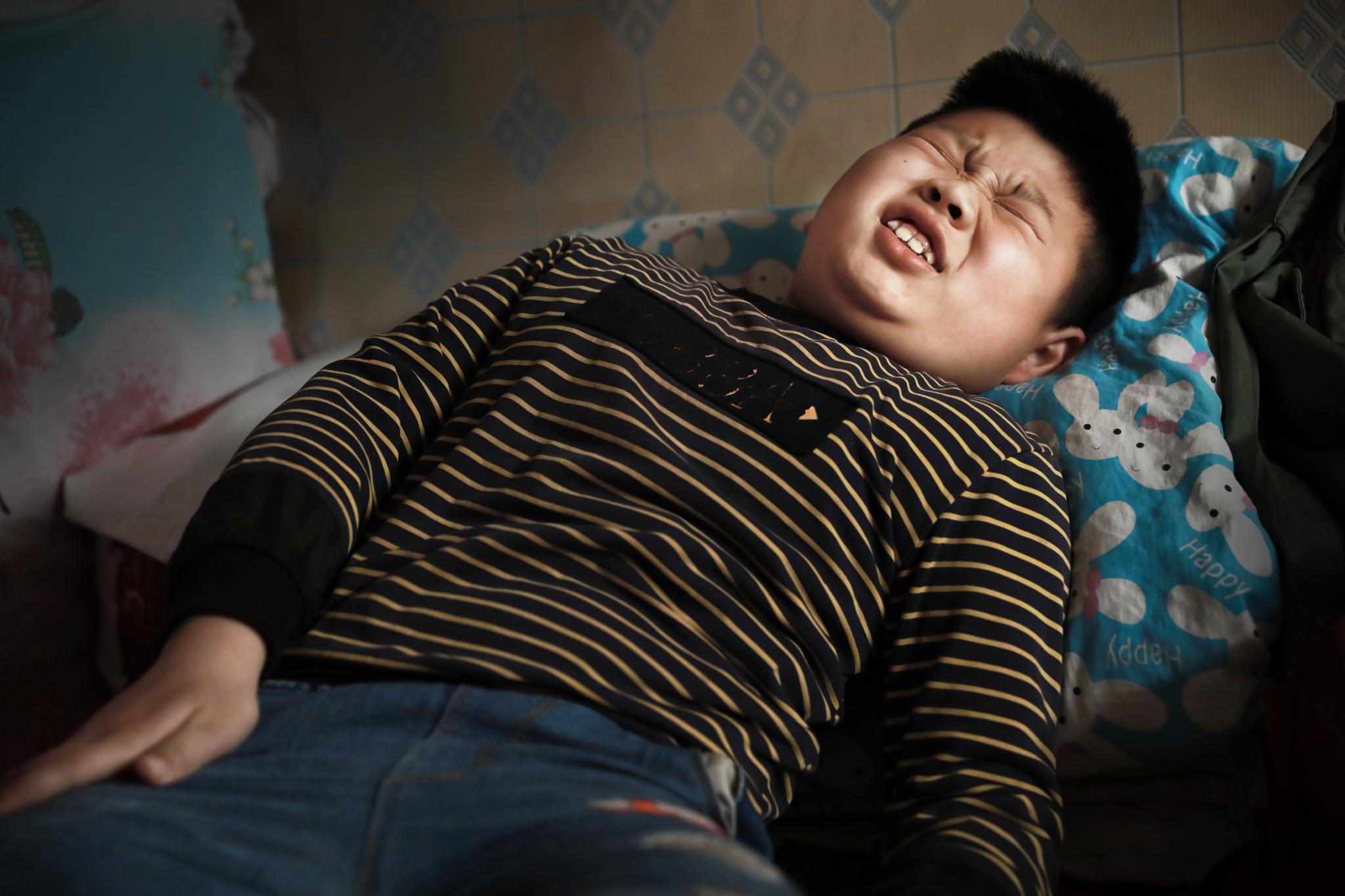 图为小天珺被疾病折磨的疼痛难忍