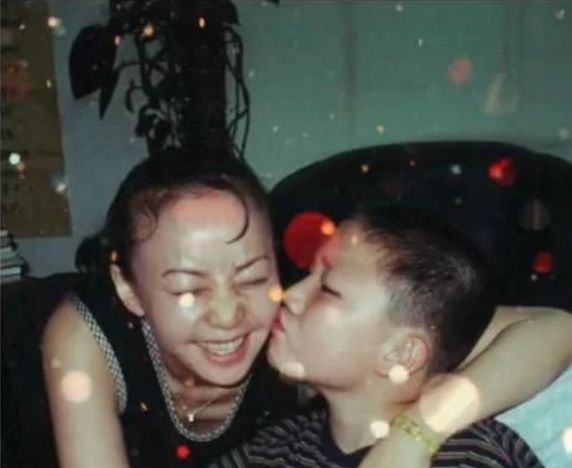 宋丹丹与儿子巴图旧照罕曝光容颜不输当代小花照片内看出家境